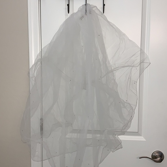 BONNY GORGEOUS SIZE 6 DETAILED WEDDING DRESS ALONG WITH A BEAUTIFUL VEIL - Picture 12 of 16